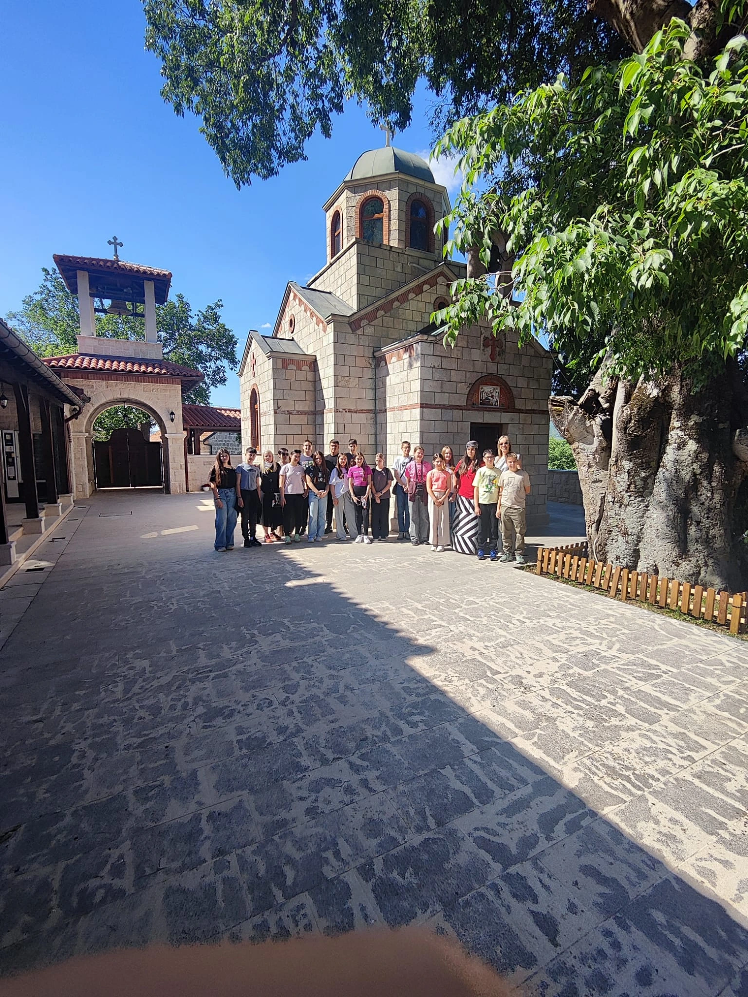 Обилазак храма и порте