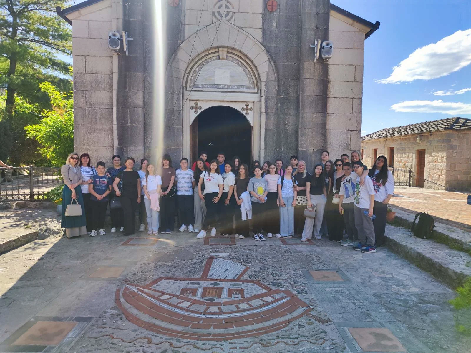 Групна фотографија испред храма
